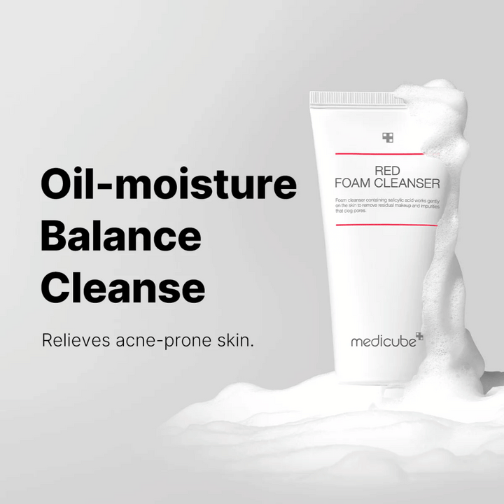 Tub med Medicube Red Foam Cleanser står upprätt bland löddrande skum. Texten "Oil-moisture Balance Cleanse" visas till vänster, med beskrivningen "Relieves acne-prone skin" under. Bakgrunden är ljusgrå.