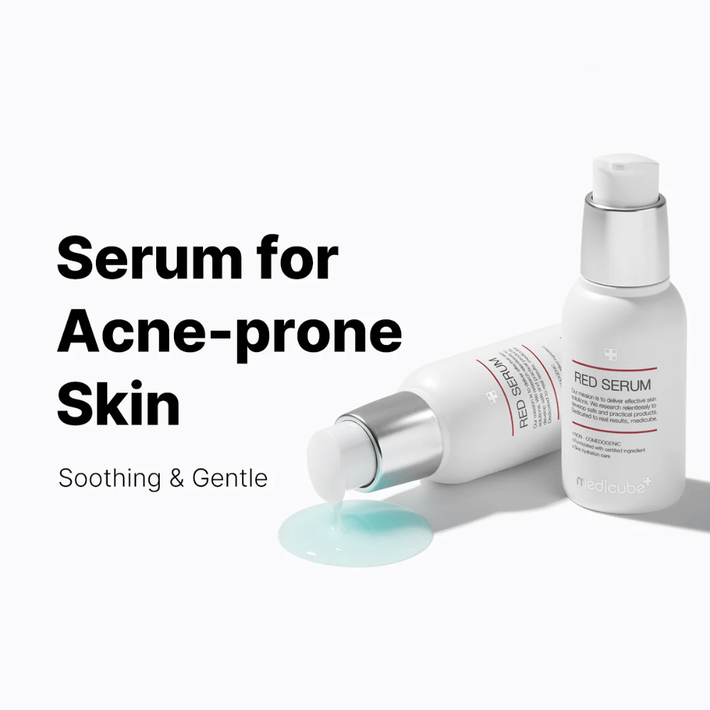 medicube Red Serum 2.0 – sérum calmante em frasco de bomba branco com fórmula azulada, especialmente desenvolvido para pele propensa a acne.
