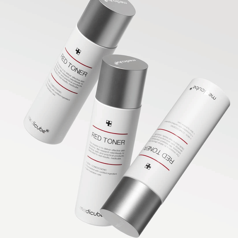 Três garrafas de medicube Red Toner com tampas prateadas – um tônico hidratante e adstringente desenvolvido para pele sensível e propensa a acne.