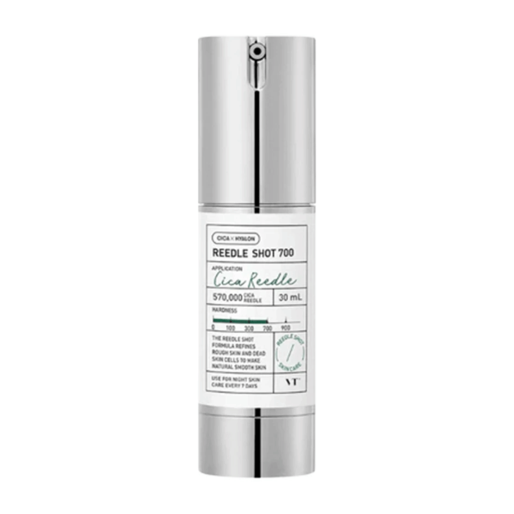 Reedle Shot 700 é um sérum de cuidados com a pele em um frasco elegante prateado e branco. Contém 570.000 Cica Reedle, projetado para hidratar e refinar a pele. Perfeito para uso noturno, é uma parte importante da sua rotina diária de cuidados com a pele.