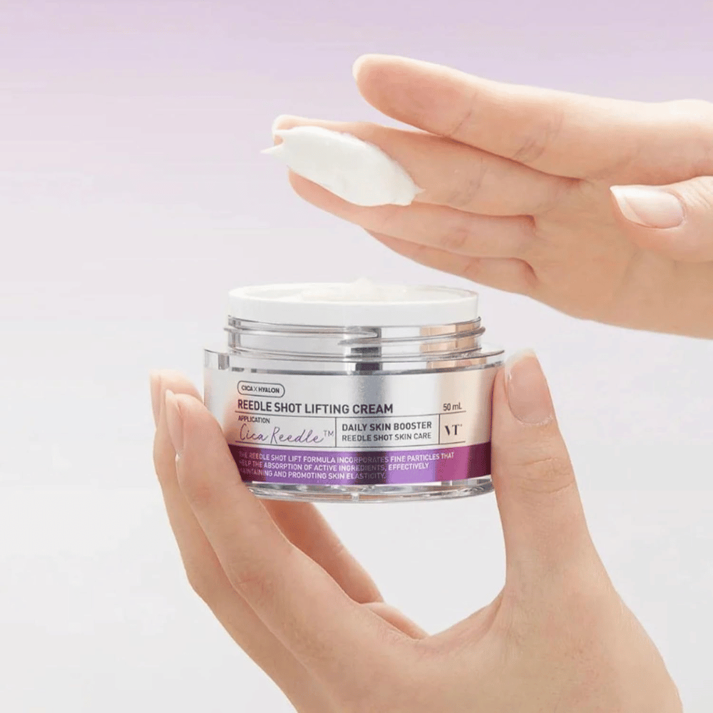 VT Cosmetics Reedle Shot Lifting Cream textura em creme aplicada na pele para efeito anti-envelhecimento, maior elasticidade e hidratação profunda.