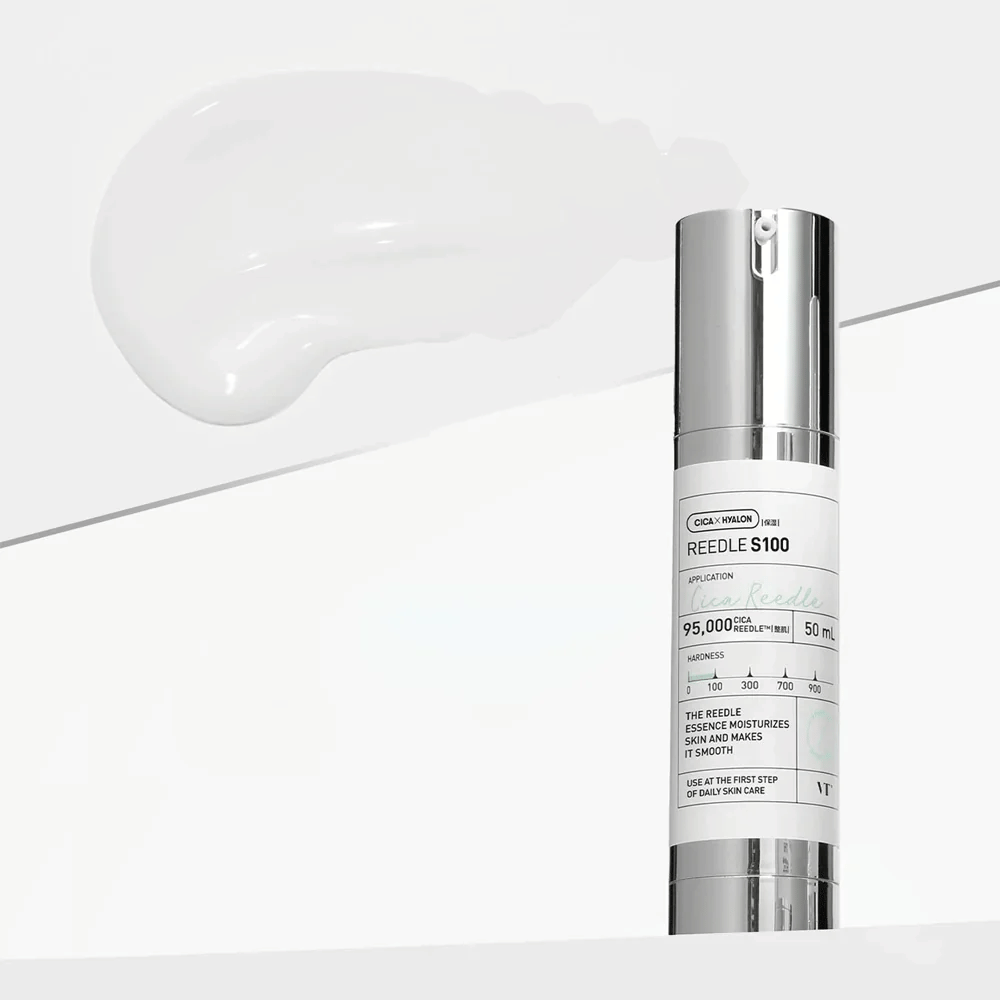 Uma garrafa com Reedle Shot 100 está sobre um fundo branco. O produto é embalado em um design elegante, prateado e branco com informações sobre uso e características. Ao lado da garrafa, há uma substância cremosa e branca que mostra a consistência do produto.
