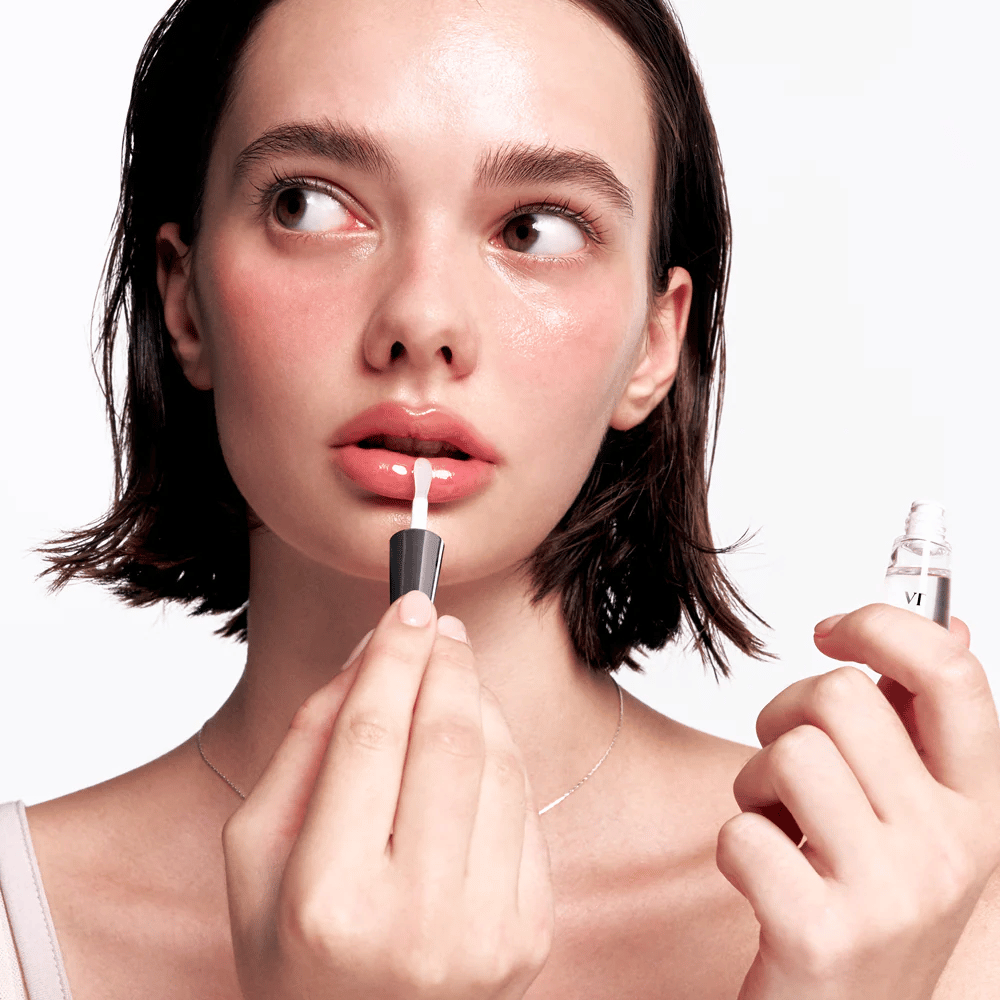 VT Cosmetics Reedle Shot Lip Plumper Beginner aplicado nos lábios para sensação de maior volume, superfície labial mais uniforme e acabamento brilhante.