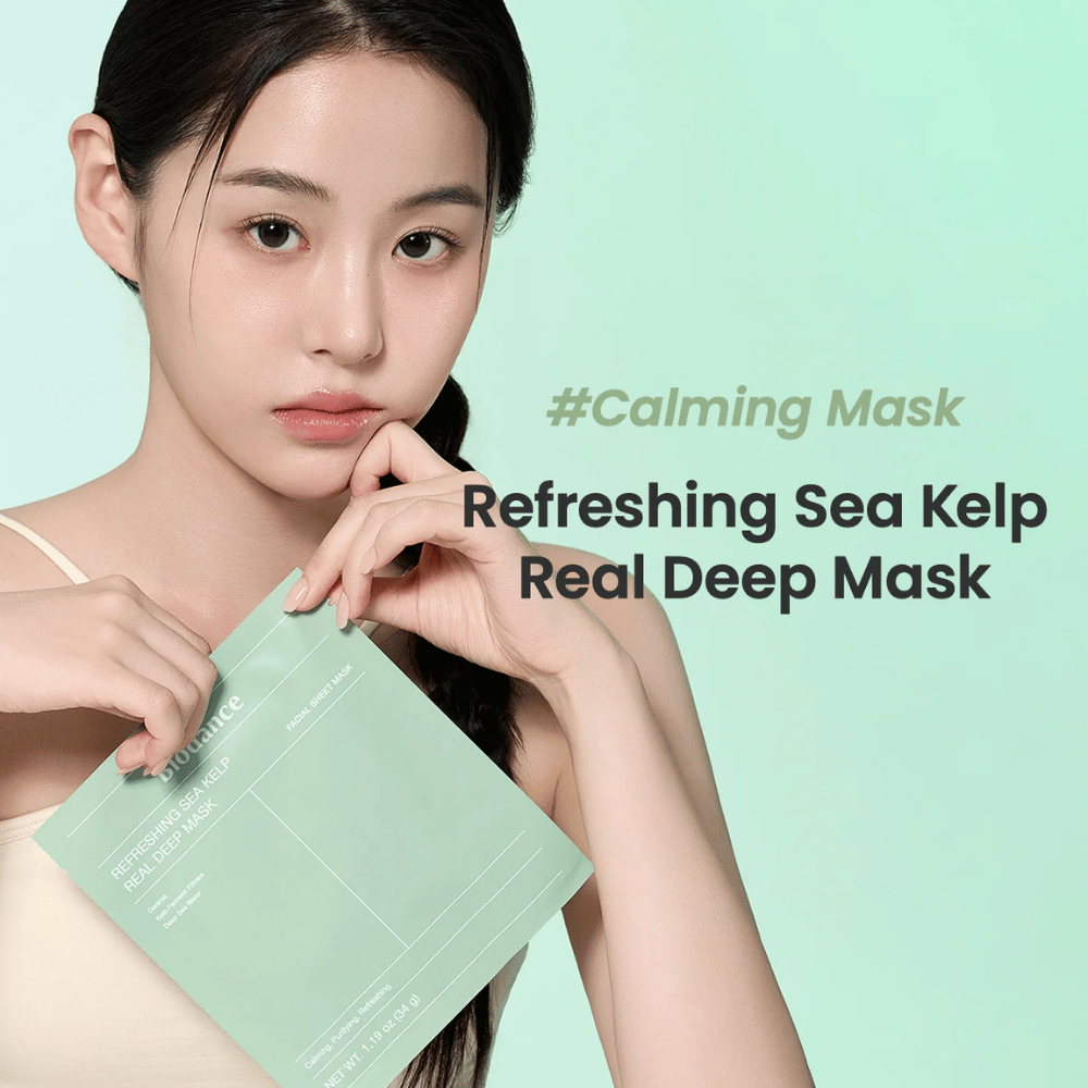 Mulher com pele fresca segura um Refreshing Sea Kelp Real Deep Mask. Uma máscara facial calmante e hidratante com algas marinhas para uma pele radiante e equilibrada.