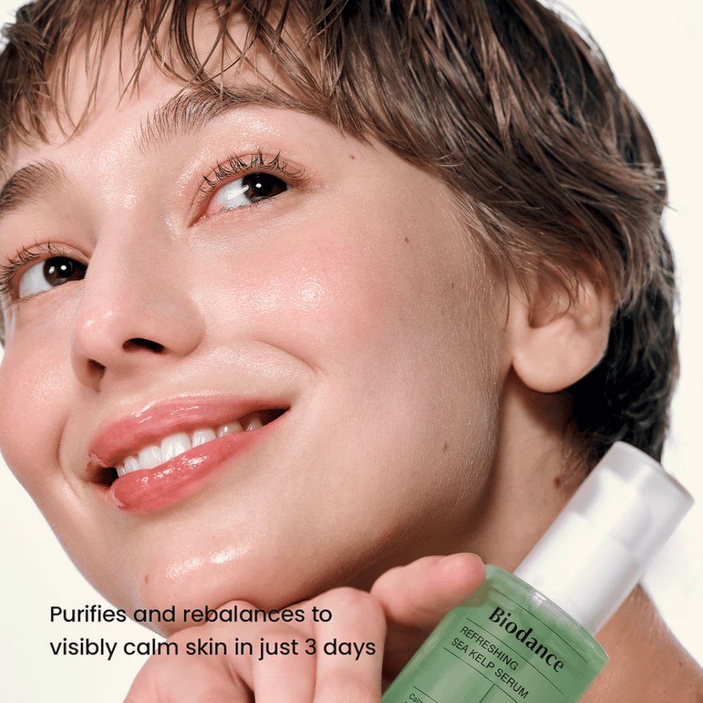 Mulher com pele clara e equilibrada usa Biodance Sea Kelp Serum – efeito calmante visível.