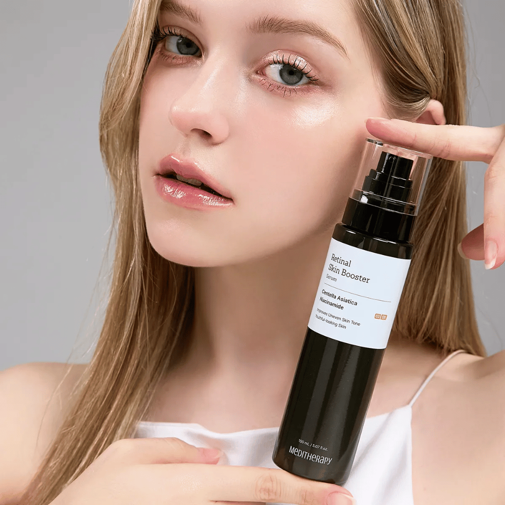 Pessoa segura Meditherapy Retinal Skin Booster Serum. A pele parece uniforme, hidratada e radiante – resultado de retinal e niacinamida.