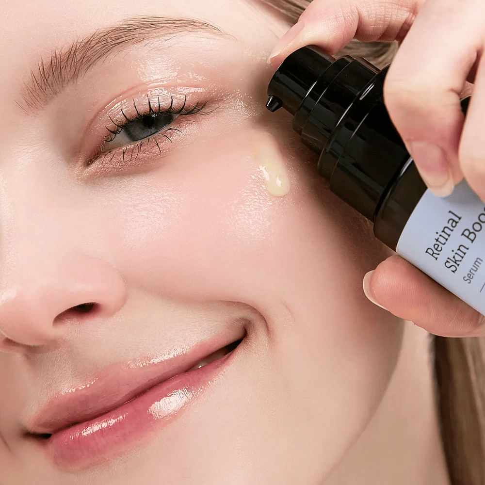 Pessoa aplica Meditherapy Retinal Skin Booster Serum perto do olho. O sérum tem um tom leve e amarelo e dá à pele brilho e firmeza.