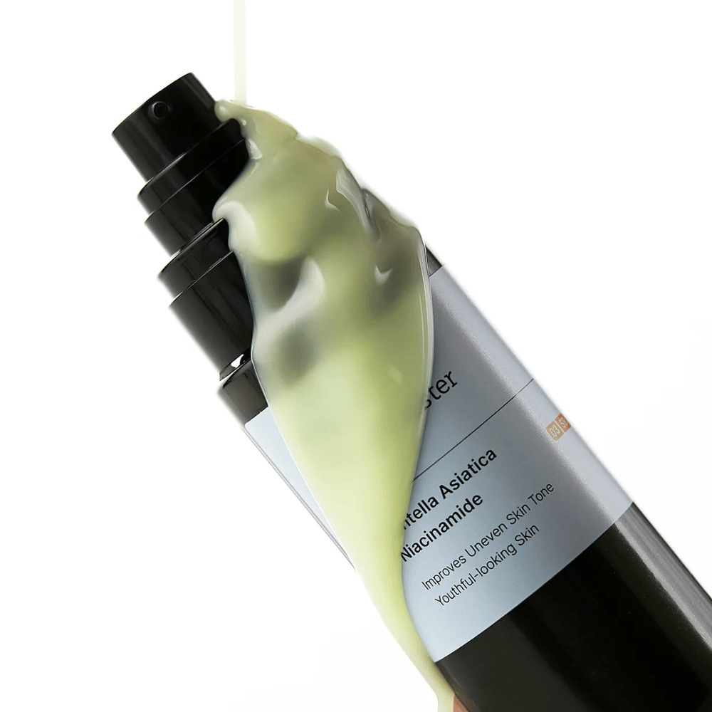 Close-up de Meditherapy Retinal Skin Booster Serum com fórmula verde-amarelada que escorre sobre o frasco – uma mistura ativa de retinal, niacinamida e centella.