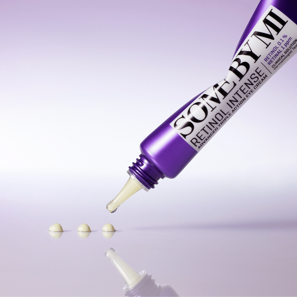 SOME BY MI Retinol Intense Eye Cream é aplicado a partir de tubo roxo – anti-idade creme de olhos com retinol contra linhas finas e pele cansada.