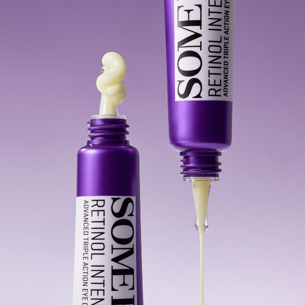 SOME BY MI Retinol Intense Advanced Triple Action Eye Cream com retinol – close-up da consistência do creme em tubo roxo para reduzir rugas e olheiras.