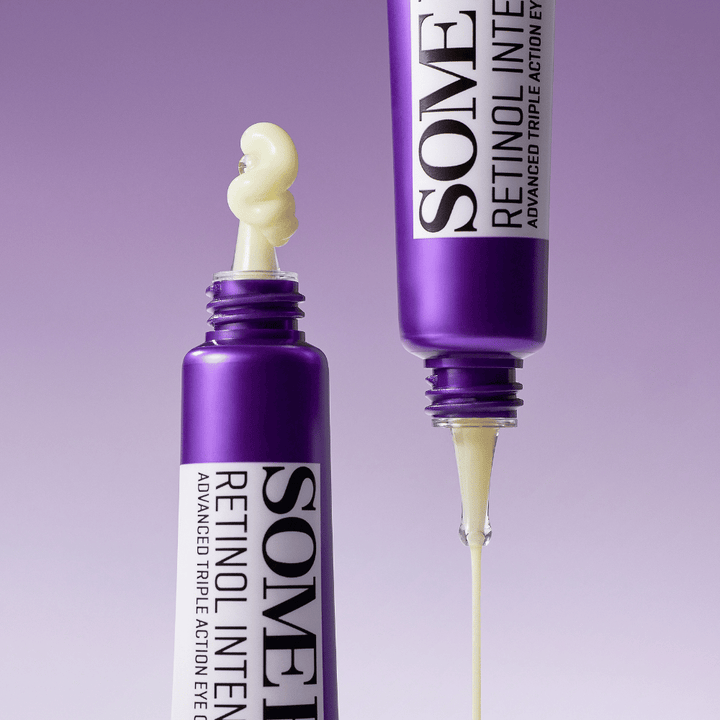SOME BY MI Retinol Intense Advanced Triple Action Eye Cream com retinol – close-up da consistência do creme em tubo roxo para reduzir rugas e olheiras.