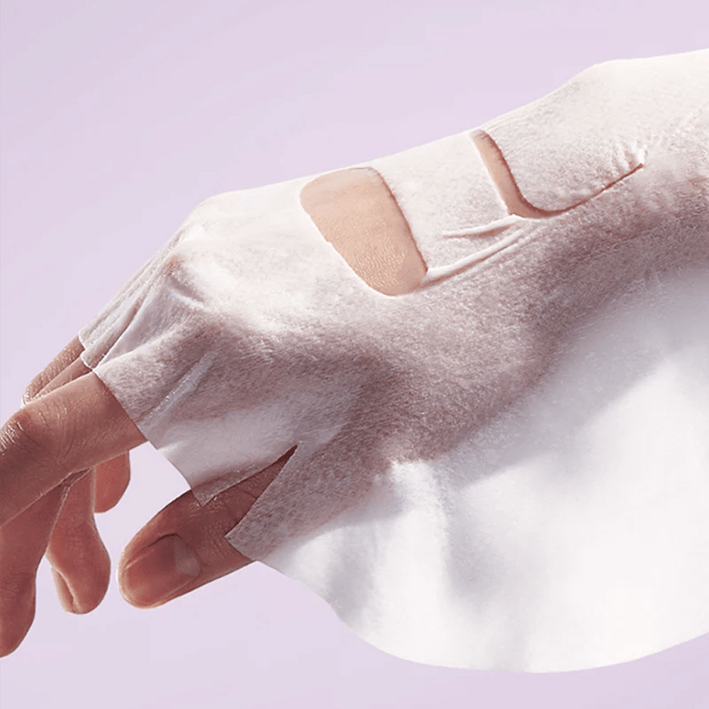 A imagem mostra uma mão com um "Retinol Intense Reactivating Mask" aplicado na pele. É um produto de beleza para cuidados com a pele.