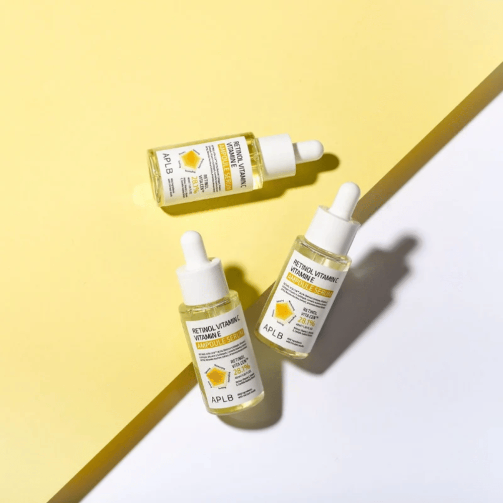 APLB Retinol Vitamin C Vitamin E Ampoule Serum sobre fundo amarelo e branco