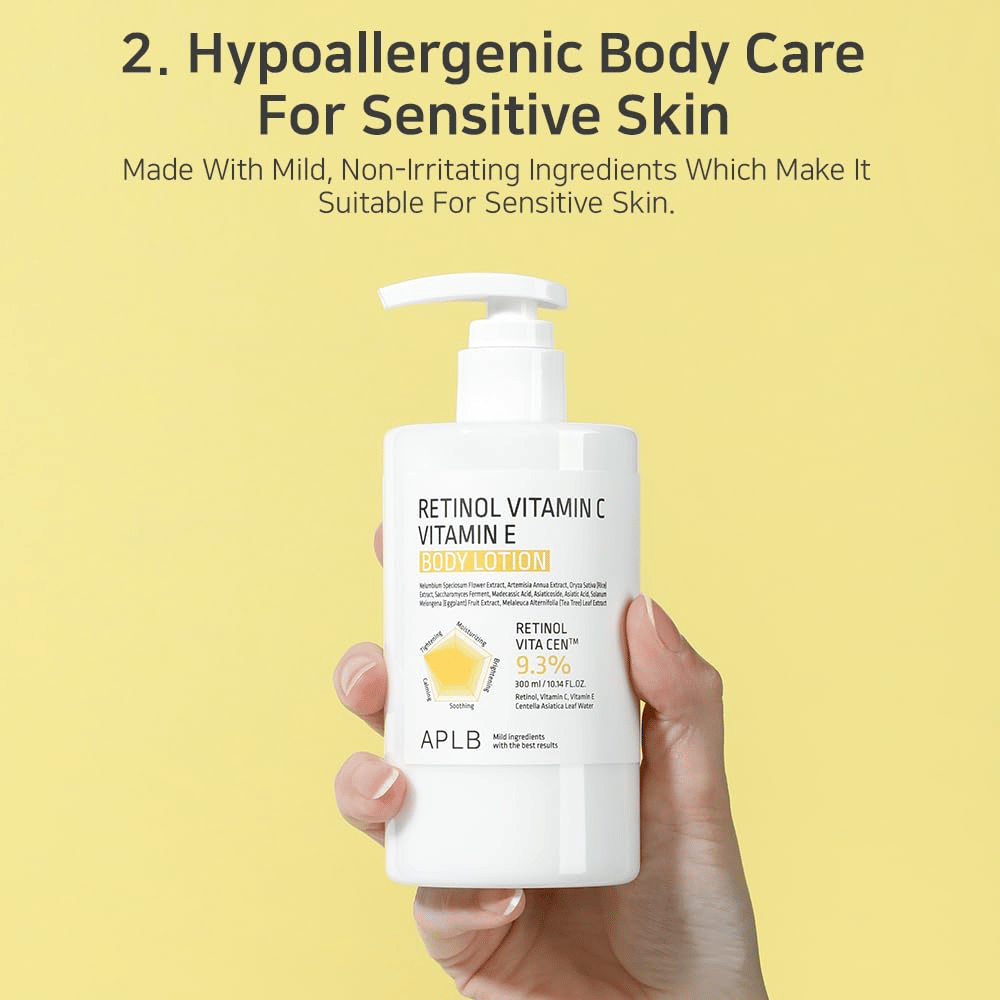 Uma mão segura uma garrafa branca com doseador sobre um fundo amarelo. O texto destaca que o produto é hipoalergénico e adequado para pele sensível, com ingredientes suaves e não irritantes.