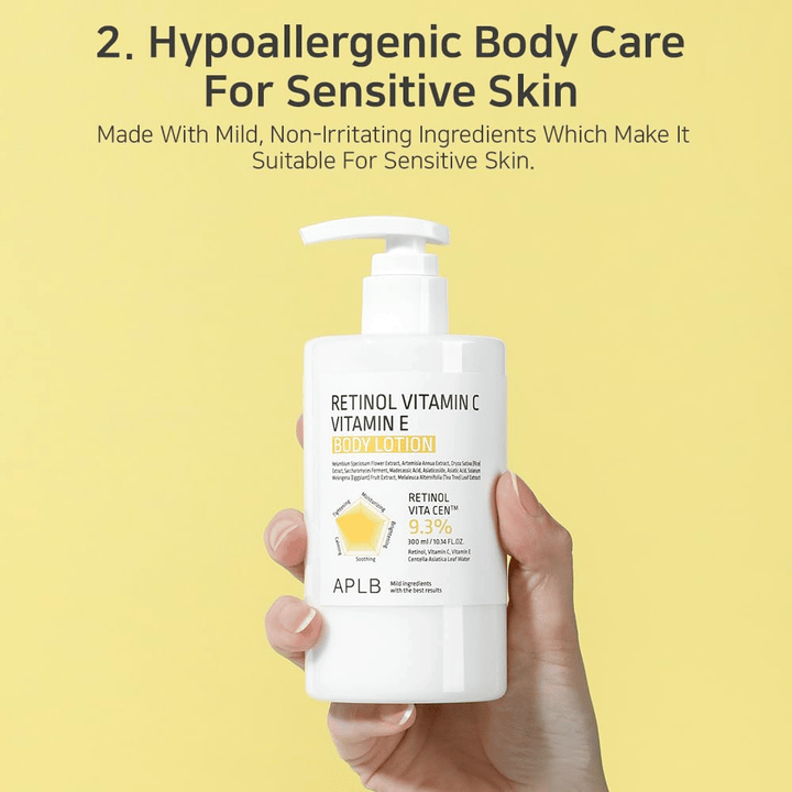 Uma mão segura uma garrafa branca com doseador sobre um fundo amarelo. O texto destaca que o produto é hipoalergénico e adequado para pele sensível, com ingredientes suaves e não irritantes.