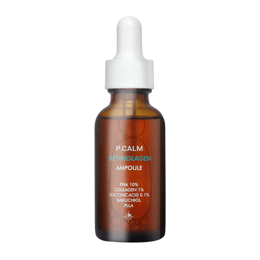 Imagem de produto recortada de P.CALM Retinolagen Ampoule sobre fundo claro. O frasco castanho de vidro com conta-gotas e design minimalista transmite uma impressão clínica e profissional.