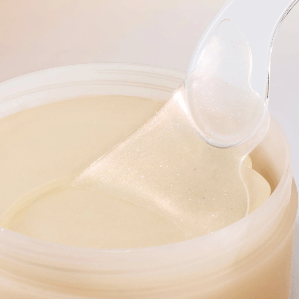 Espátula levantando Beauty of Joseon under eye patch do frasco, patches de hidrogel com ginseng e retinal para anti-idade e cuidado dos olhos.