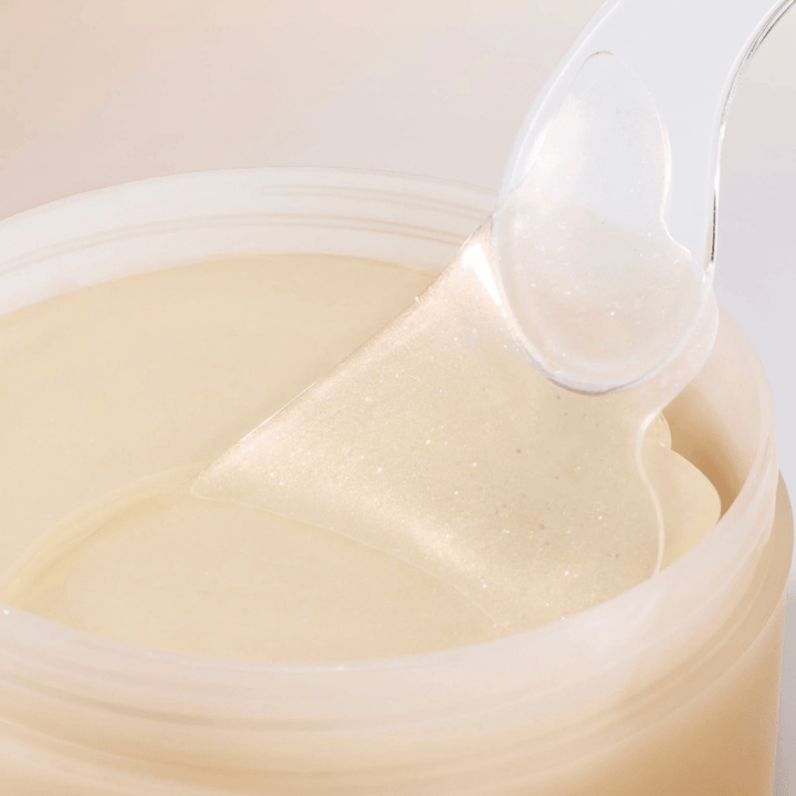 Espátula levantando Beauty of Joseon under eye patch do frasco, patches de hidrogel com ginseng e retinal para anti-idade e cuidado dos olhos.