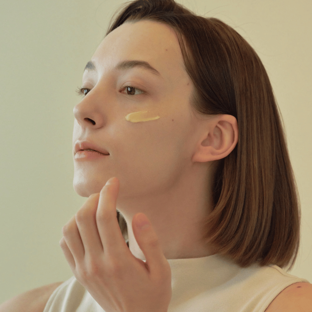 imagem do modelo aplicando Beauty of Joseon Revive Eye Serum sob o olho – sérum anti-envelhecimento com ginseng e retinal.
