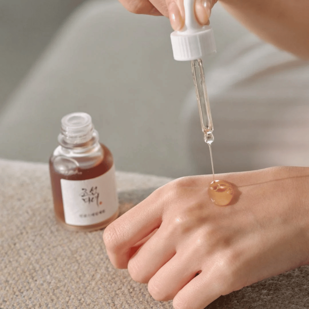 Conta-gotas aplicando Beauty of Joseon Revive Serum Ginseng + Snail Mucin na pele – sérum coreano para elasticidade e hidratação.