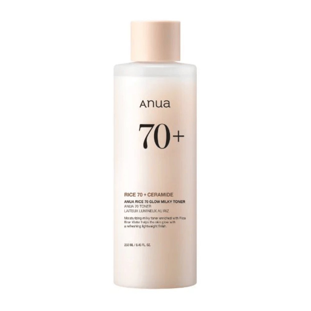 Uma garrafa "Anua 70+ Rice Ceramide Milky Toner". Este toner é formulado para iluminar e dar brilho à pele, enriquecido com água de arroz e ceramidas. A embalagem é simples e elegante com um tom bege suave e uma etiqueta discreta.