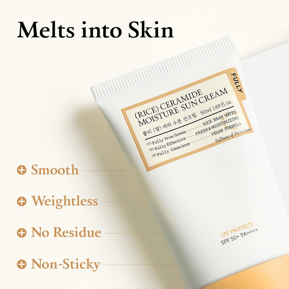 Imagem de campanha para FULLY Rice Ceramide Moisture Sun Cream que destaca a fórmula leve e de rápida absorção. O foco está na sensação na pele, com a mensagem de que o produto se funde sem deixar sensação pegajosa, película branca ou acabamento pesado.