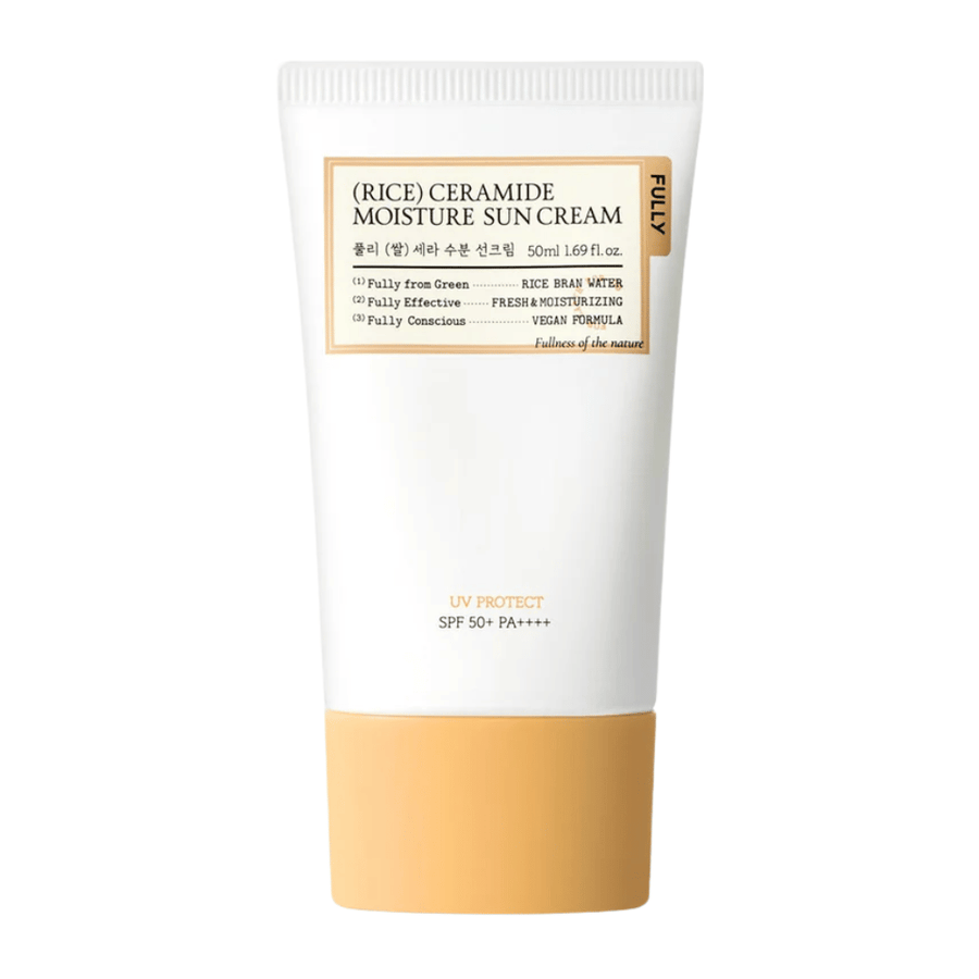 Imagem de produto recortada de FULLY Rice Ceramide Moisture Sun Cream com um design minimalista e elegante em tons de branco e bege. A embalagem transmite uma impressão limpa, suavizante e amiga da pele, com proteção SPF 50+ PA++++.
