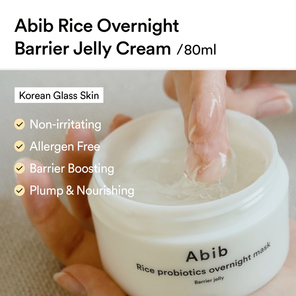 Uma mão mergulha um dedo na Máscara Noturna de Probióticos de Arroz Abib – um creme semelhante a gel comercializado como não irritante, livre de alérgenos, fortalecedor da barreira da pele e profundamente nutritivo.