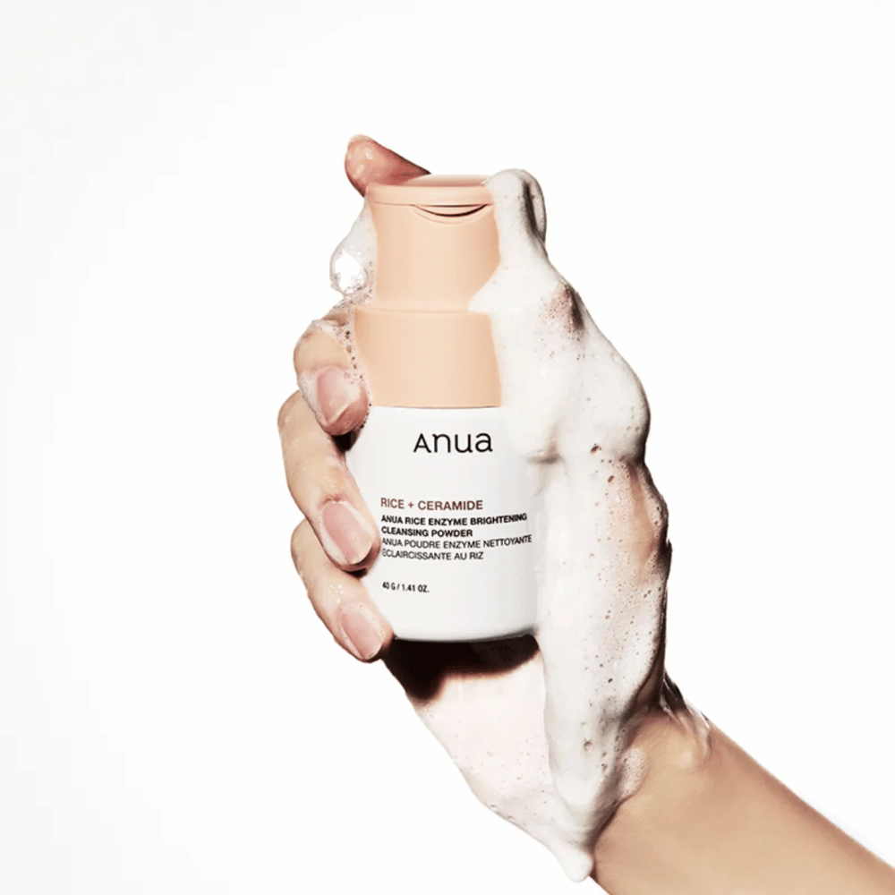Anua Rice Enzyme Brightening Cleansing Powder é um produto de limpeza que contém arroz e ceramidas. Foi projetado para proporcionar uma esfoliação suave e luminosidade à pele. O produto dissolve sujeira e células mortas da pele para deixar a pele limpa e fresca. Ideal para uso diário, ajuda a melhorar a textura da pele e a dar um tom mais uniforme.