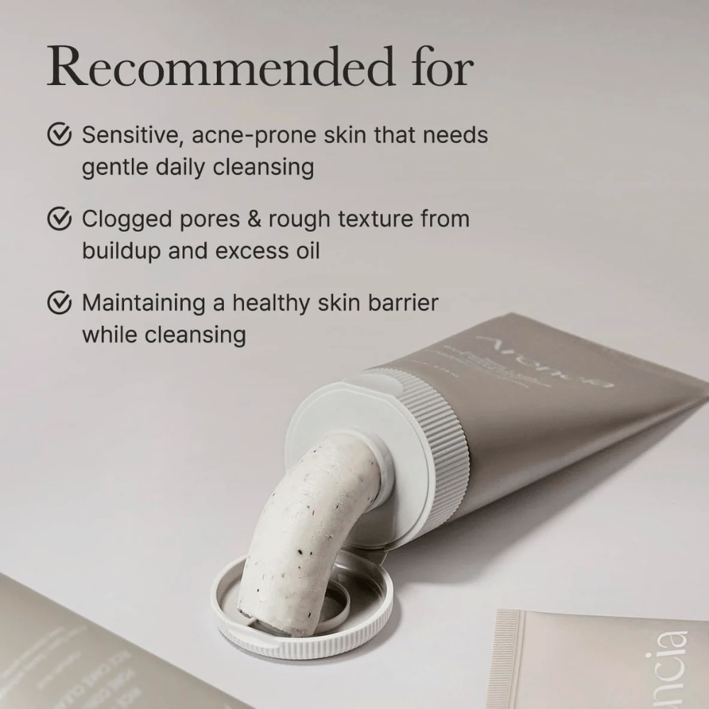 Arencia Rice + LHA Pore Control Rice Cake Cleanser em tubo com produto espremido, mostrando consistência cremosa adaptada para pele sensível e propensa a acne.