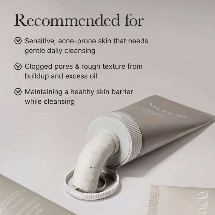 Arencia Rice + LHA Pore Control Rice Cake Cleanser em tubo com produto espremido, mostrando consistência cremosa adaptada para pele sensível e propensa a acne.