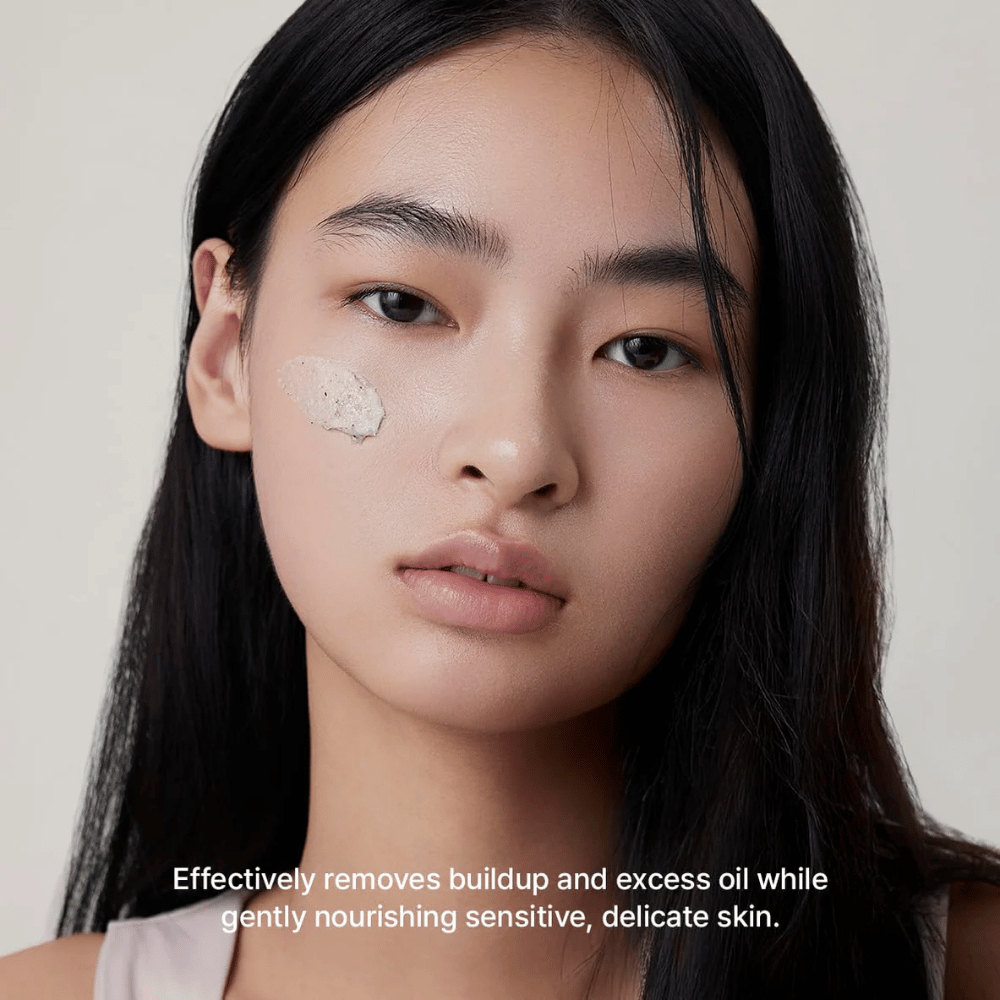 Modelo com Arencia Rice + LHA Pore Control Rice Cake Cleanser aplicado na bochecha, limpeza facial suave que remove eficazmente sujeira e sebo em excesso sem ressecar a pele.