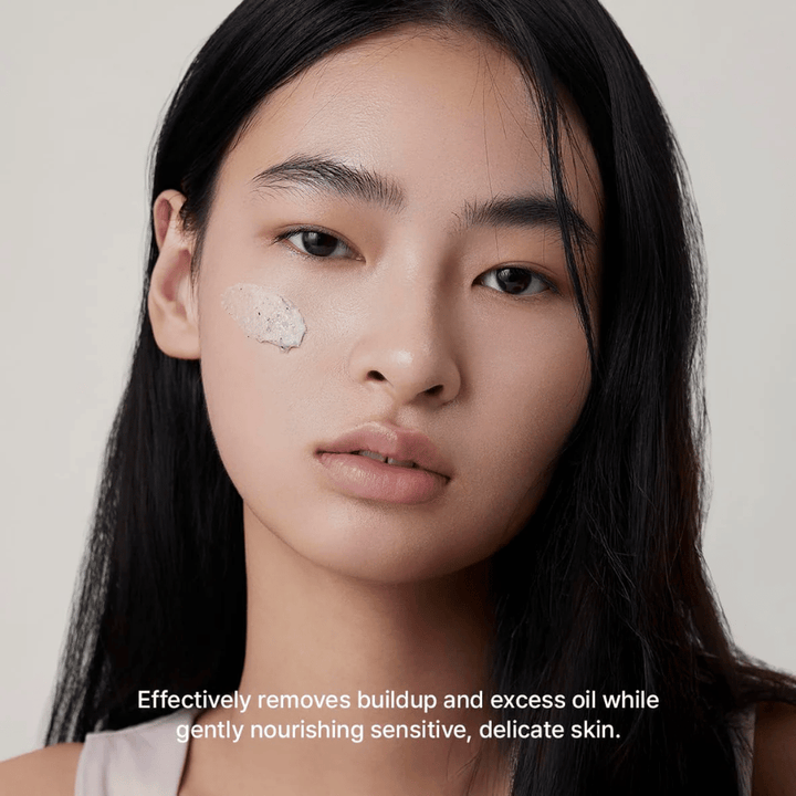 Modelo com Arencia Rice + LHA Pore Control Rice Cake Cleanser aplicado na bochecha, limpeza facial suave que remove eficazmente sujeira e sebo em excesso sem ressecar a pele.