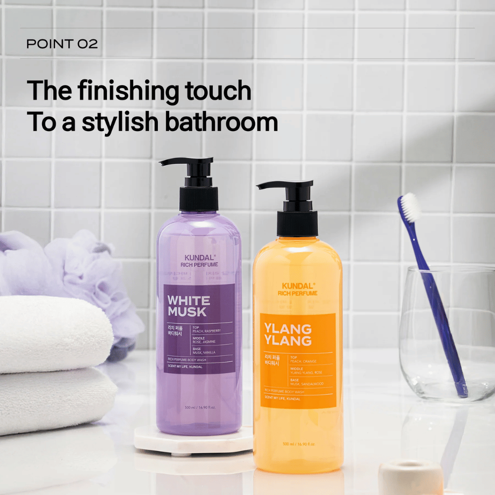3. KUNDAL Rich Perfume Body Wash White Musk & Ylang Ylang – dois sabonetes de duche num ambiente de casa de banho elegante