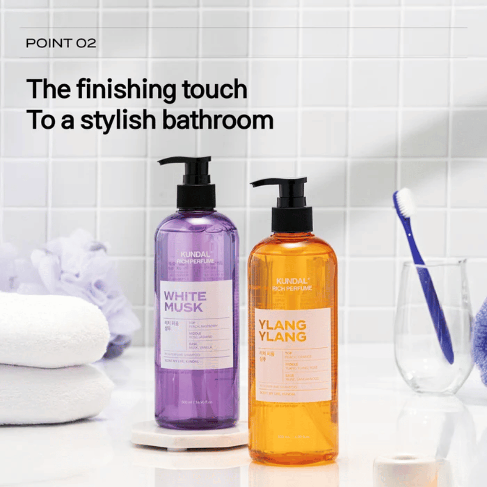 5. KUNDAL Rich Perfume Shampoo White Musk & Ylang Ylang – dois champôs perfumados num ambiente de casa de banho elegante