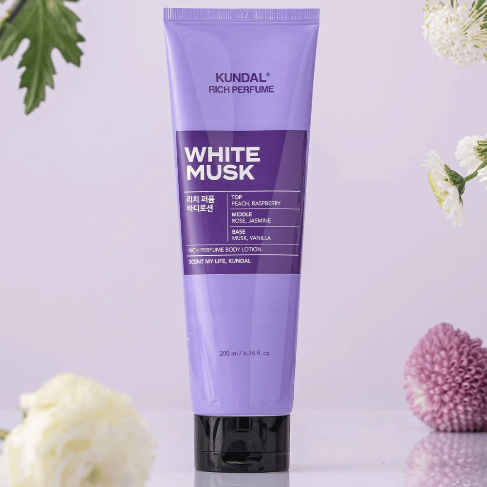 1. KUNDAL Rich Perfume Body Lotion White Musk 200 ml – body lotion perfumado com flores em pano de fundo