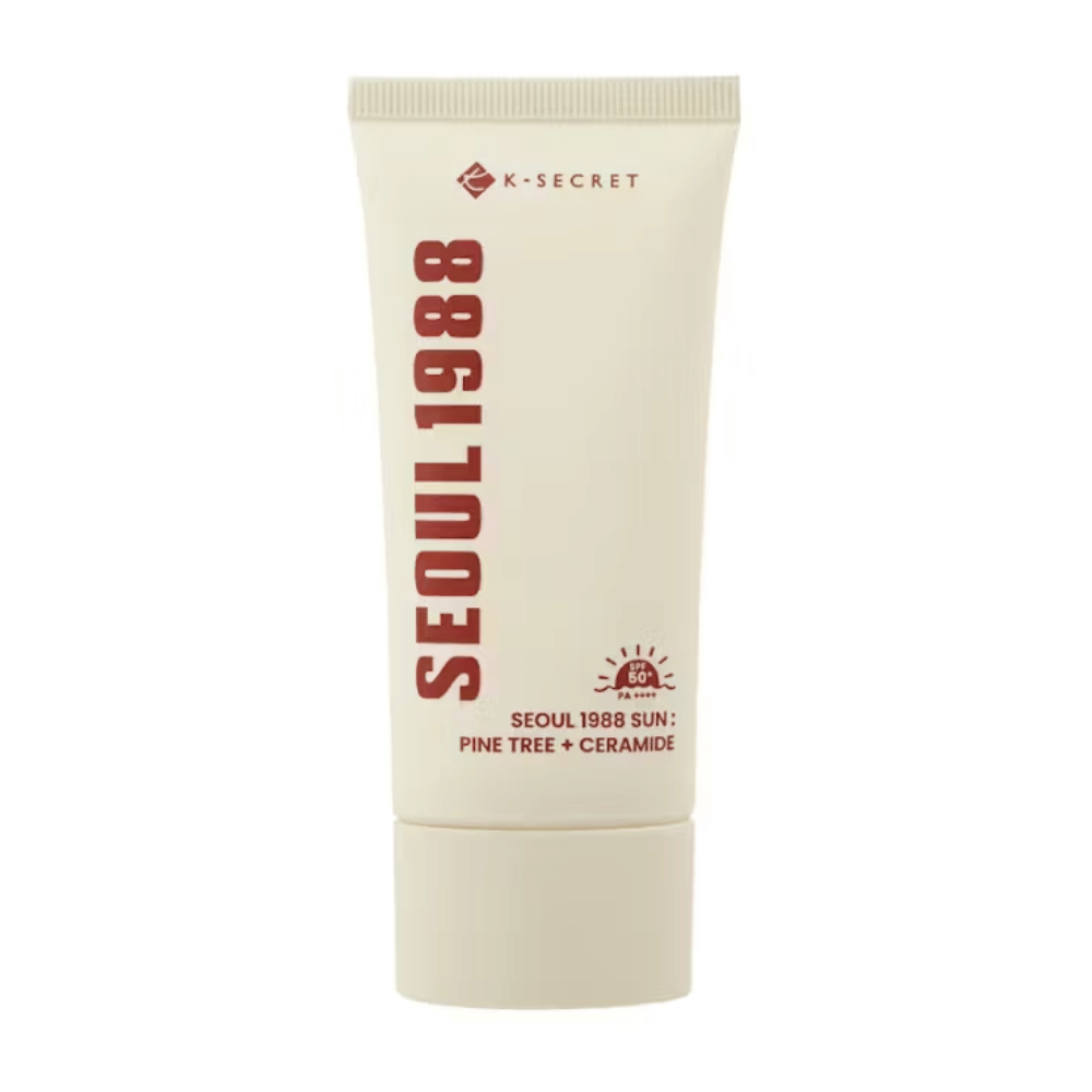 SEOUL 1988 Sun Cream combina o poder da casca de pinheiro e ceramidas para proteger a pele do sol (SPF50+ PA++++) enquanto hidrata e fortalece a barreira cutânea.