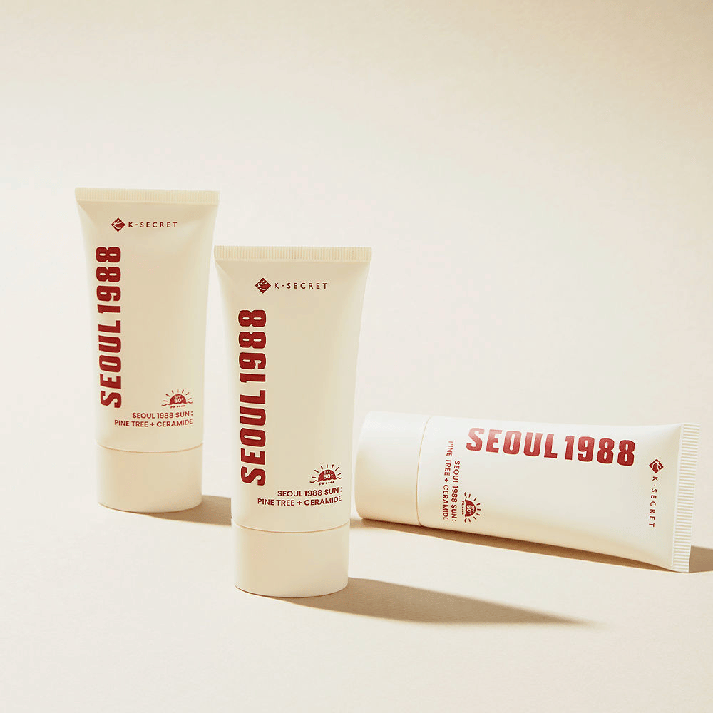 SEOUL 1988 Sun Pine Tree + Ceramide é um protetor solar que protege contra a radiação UV enquanto fortalece a barreira cutânea com ceramidas e extrato de pinheiro.