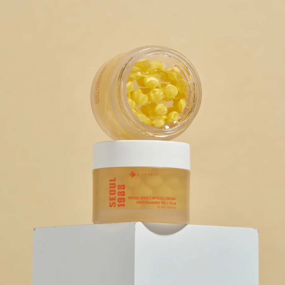 Configuração elegante: Dois frascos com Seoul 1988 Capsule Cream, um aberto e um fechado, colocados contra um fundo bege.