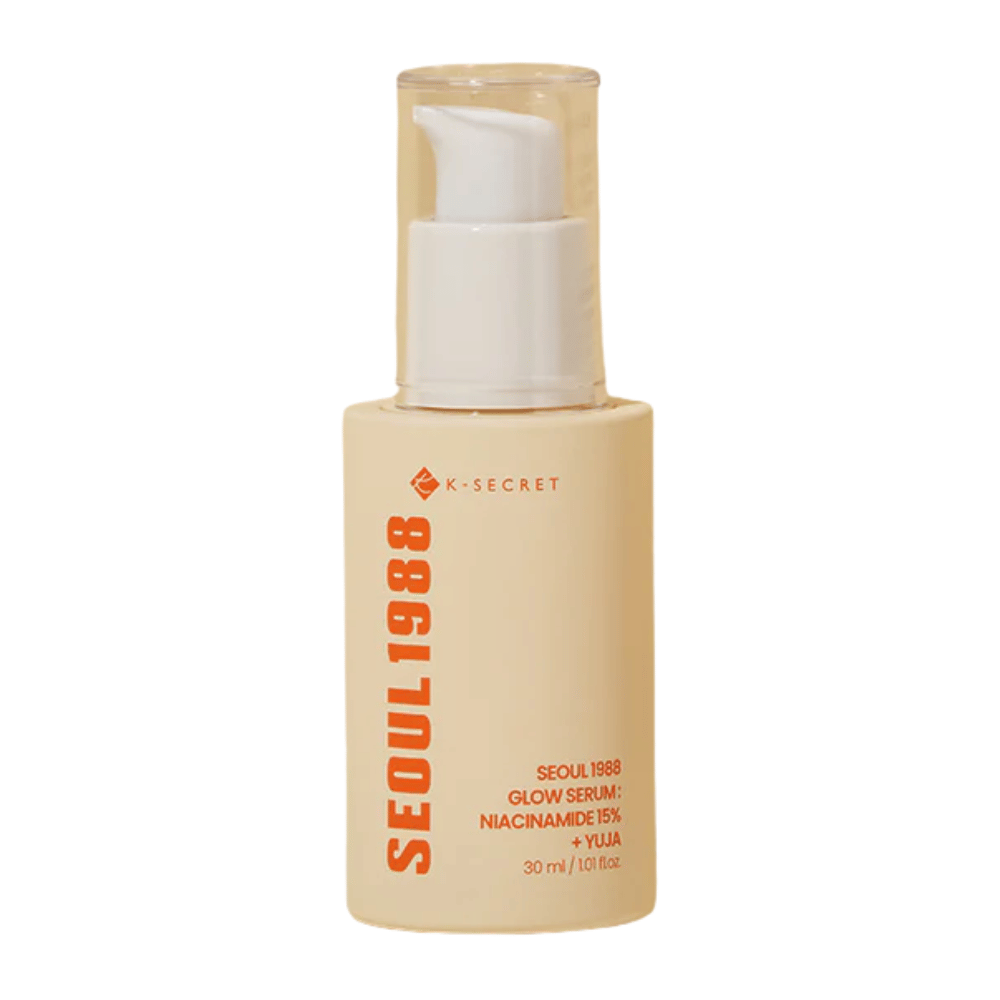 Frasco com K-SECRET Seoul 1988 Glow Serum Niacinamida 15% + Yuja, 30 ml, com bomba e design minimalista bege.