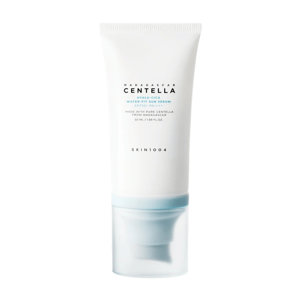 Madagascar Centella Hyalu-Cica Water-Fit Sun Serum 50ml de SKIN1004 protege contra os raios UV enquanto aumenta a hidratação com Centella de Madagascar.