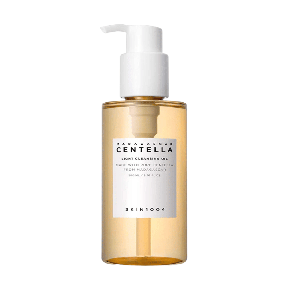 Uma garrafa Madagascar Centella Light Cleansing Oil 200ml de SKIN1004 sobre fundo branco, para limpeza e cuidados com a pele.