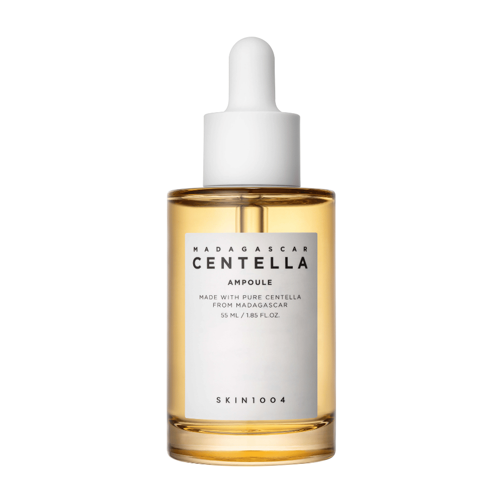 Uma garrafa de vidro com conta-gotas de SKIN1004, Madagascar Centella Ampoule, com informações sobre centella de Madagascar, contra um fundo branco.