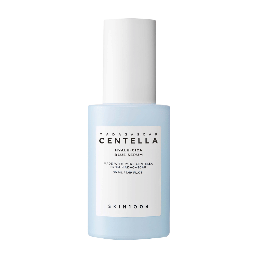 Uma garrafa SKIN1004 Madagascar Centella Hyalu-Cica Blue Serum com um rótulo azul claro e tampa branca sobre um fundo limpo.