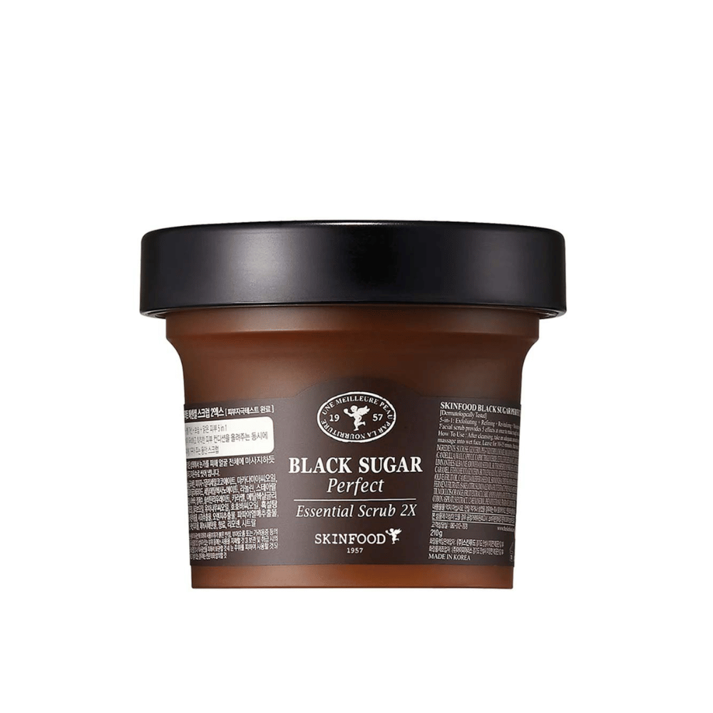 Uma lata SKINFOOD Black Sugar Perfect Essential Scrub 2X 210g em fundo branco.