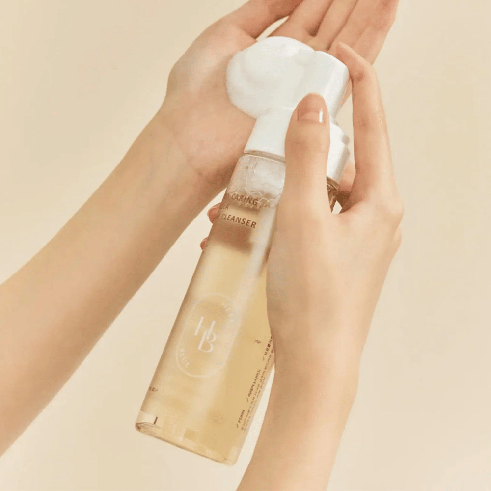 Heveblue Salmon Caring Centella Bubble Cleanser é usado na mão – limpador de bolhas coreano suave que cria uma espuma arejada e ajuda a limpar a pele sem ressecar.