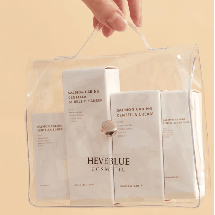 Heveblue Salmon Caring Centella Special Travel Kit nécessaire – conjunto completo de cuidados com a pele coreano com toner, cleanser, creme e ampola em bolsa de viagem transparente.