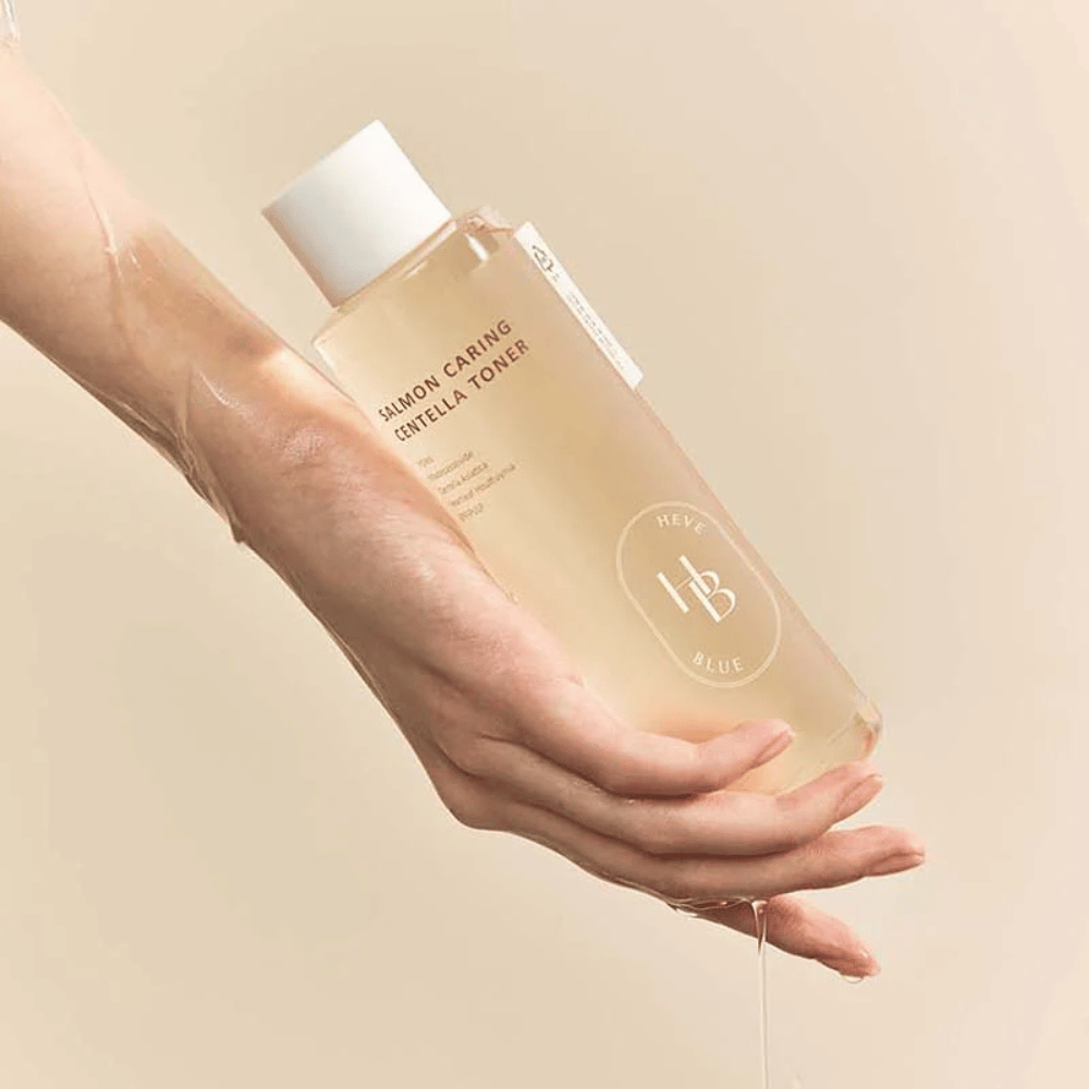 Aplicação de Salmon Caring Centella Toner – toner facial coreano hidratante com centella asiatica que equilibra a pele, dá brilho e melhora a elasticidade da pele.