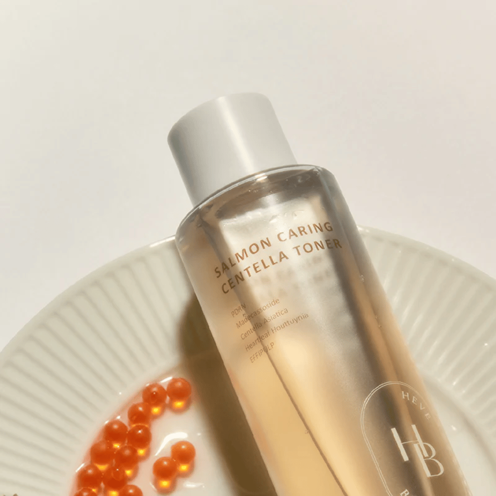 Salmon Caring Centella Toner de Heveblue com ambiente de ingredientes inspirados em salmão – toner coreano com PDRN e centella que acalma a pele, fortalece a barreira da pele e oferece hidratação intensa.