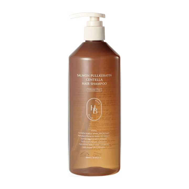 Heveblue Salmon Pullkeratin Centella Hair Shampoo em frasco doseador castanho transparente sobre fundo claro. Champô com centella, extrato de salmão e queratina que ajuda a limpar e a cuidar do cabelo.